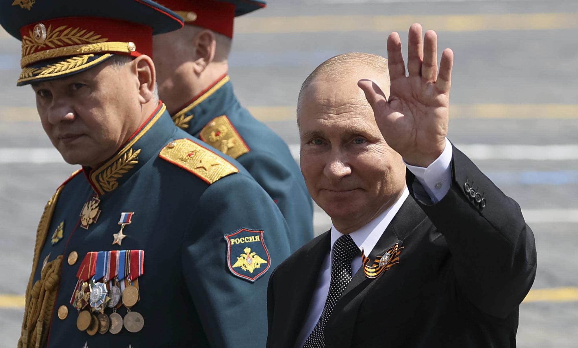 El presidente Vladimir Putin y el ministro de defensa encabezan el desfile militar en la Plaza Roja de Moscú (Yekaterina Shtukina, Sputnik, Kremlin Pool Photo via AP)