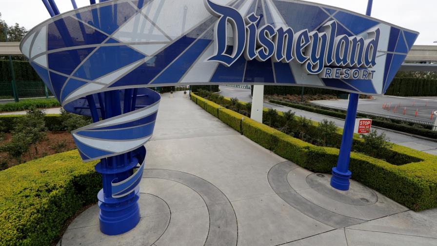 Atrasan reapertura de Disneyland en California ante récord de casos de COVID-19