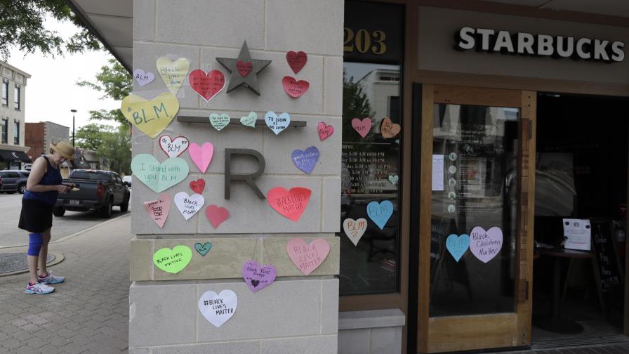Starbucks se suma al centenar de marcas que suspenden su publicidad en redes