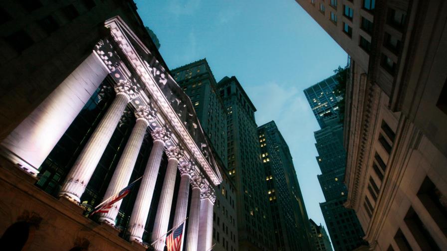 Wall Street sube y Nasdaq logra nuevo máximo histórico