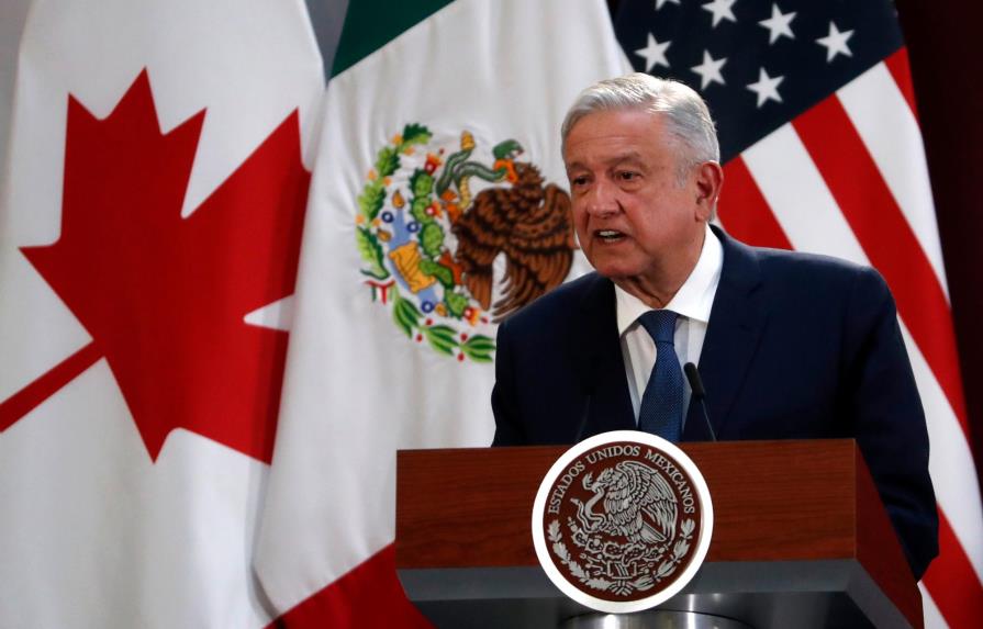 Inimaginable viaje de López Obrador en avión comercial a EEUU, según senador