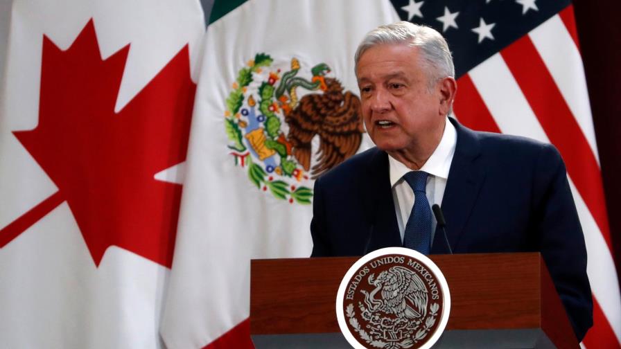 Inimaginable viaje de López Obrador en avión comercial a EEUU, según senador