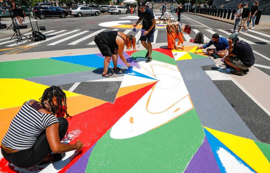 Un mural multicolor de Blacks Lives Matter se perfila en el bajo Manhattan