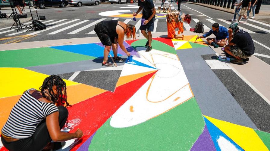 Un mural multicolor de Blacks Lives Matter se perfila en el bajo Manhattan
