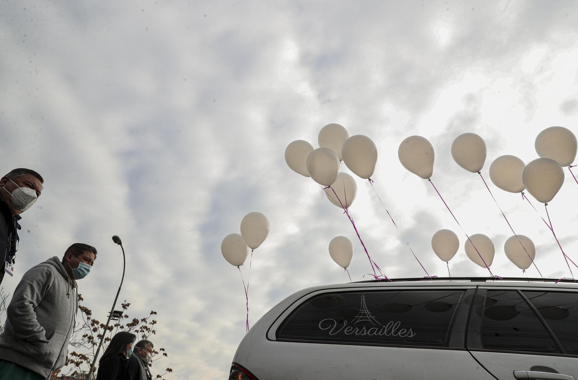 Trabajadores de la Salud forman parte de una procesión en tributo de su colega Patricia Durán, de 42 años, quien murió debido a complicaciones de COVID-19 de acuerdo a su esposo, Dagoberto Márquez, en Santiago, Chile, el martes 7 de julio de 2020. (AP Foto/Esteban Felix)