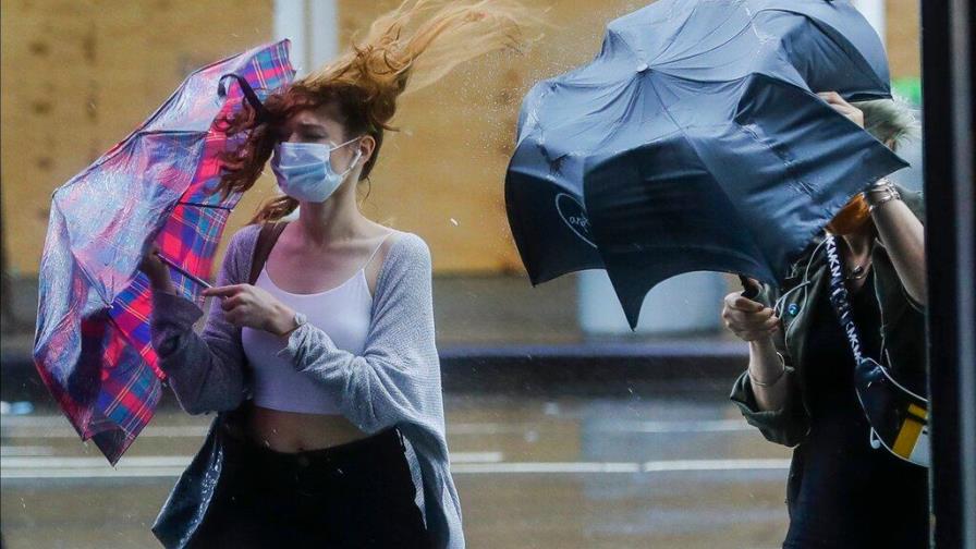 Fay se degrada a un ciclón postropical al pasar por Nueva York