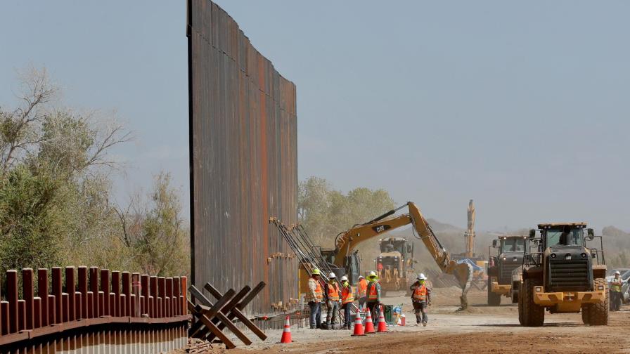 EE.UU. extiende restricciones en los cruces de fronteras con México y Canadá