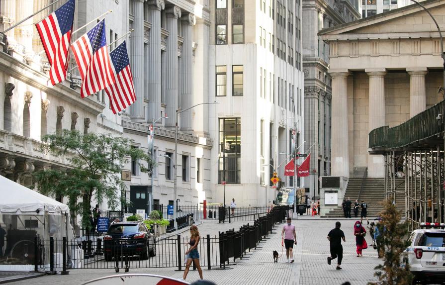 Wall Street cierra en alza, optimista sobre posible plan de reactivación en EEUU