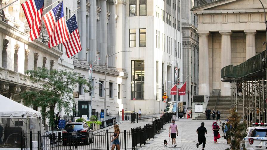 Wall Street cierra en alza, optimista sobre posible plan de reactivación en EEUU