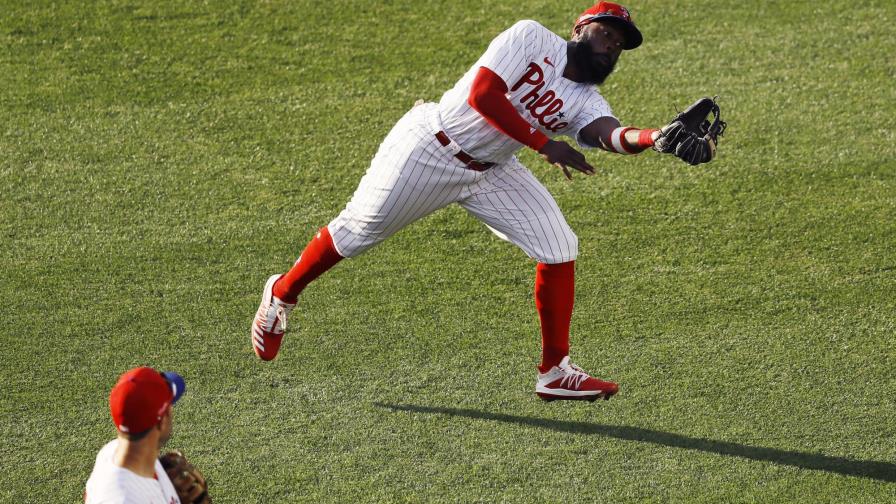 Grandes Ligas suspende tres juegos de Filis por contagio de empleados