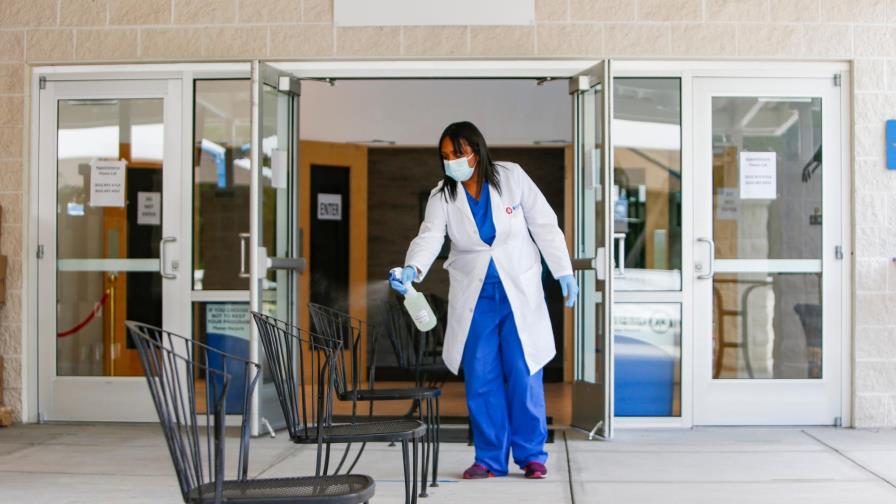 Récord de muertos de coronavirus en Florida, con tormenta tropical en camino