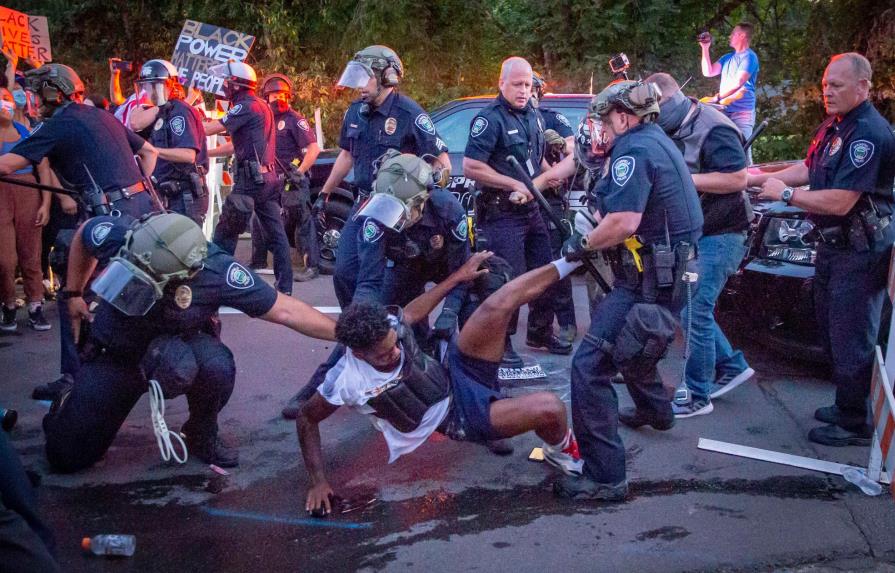 Policía de Portland cierra plazas en zona de protestas ante salida de federales