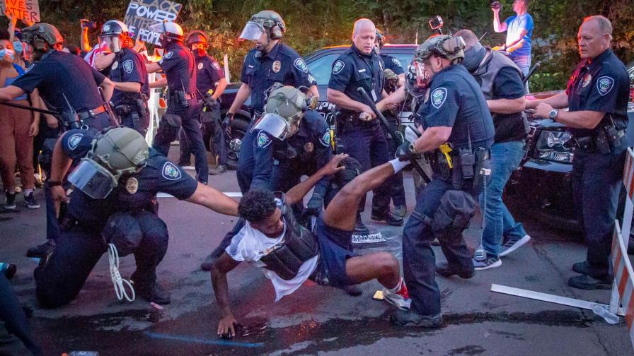 Policía de Portland cierra plazas en zona de protestas ante salida de federales