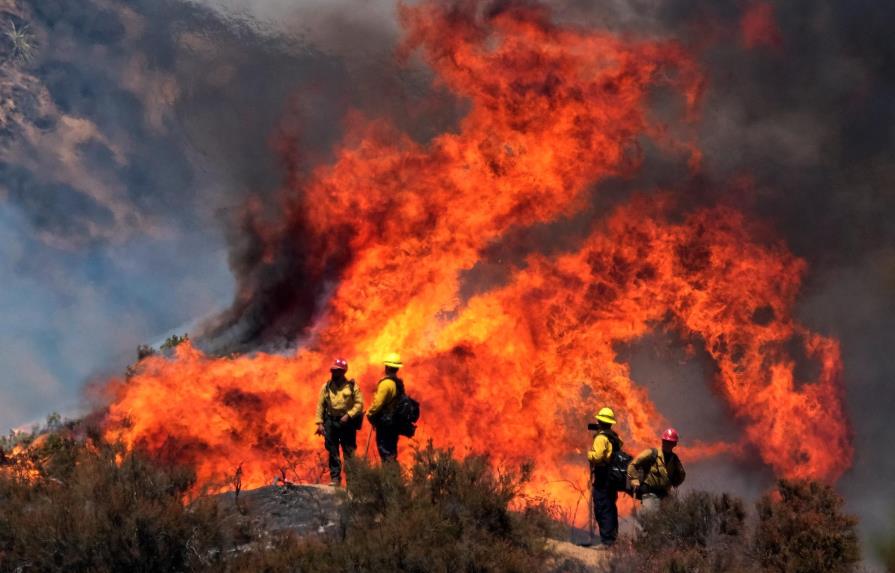 El incendio forestal cerca de Los Ángeles avanza y quema 11.300 hectáreas