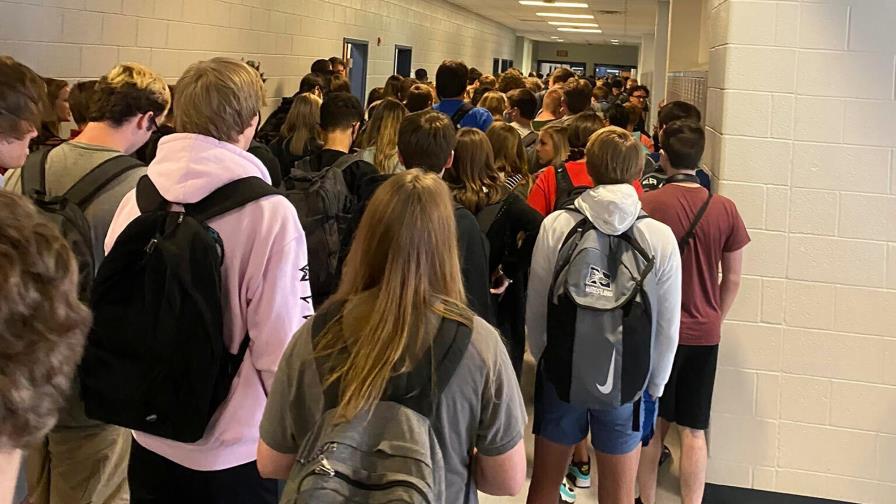 Instituto de EEUU vuelve a clases online tras foto viral y 9 casos de COVID