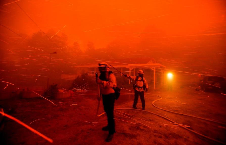 Más evacuaciones ante avance de incendios forestales en California
