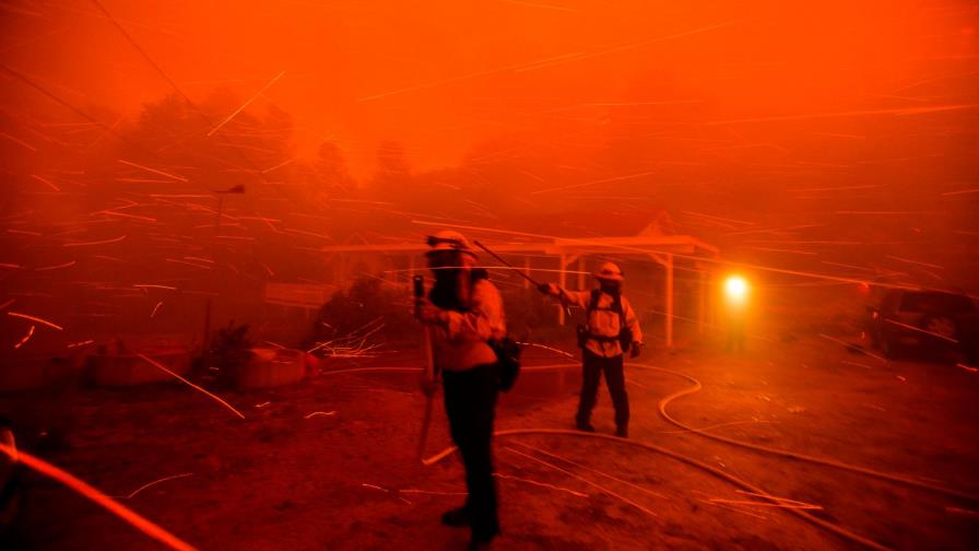 Más evacuaciones ante avance de incendios forestales en California