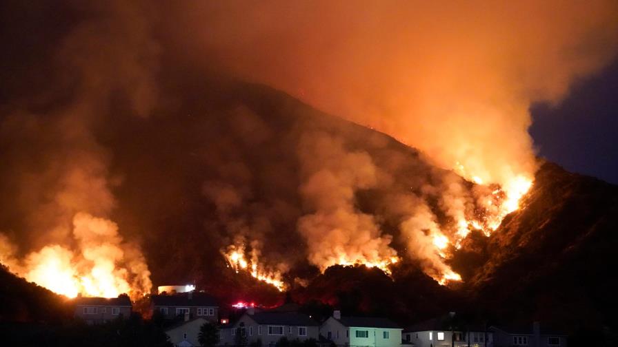 Seis muertos y casi 200,000 evacuados por múltiples incendios en California Seis muertos y casi 200,000 evacuados por múltiples incendios en California