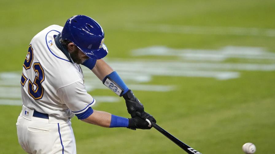 Los Padres adquirieron al receptor Austin Nola