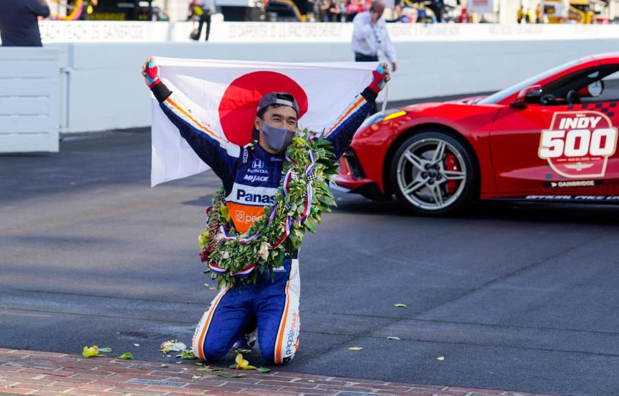 El japonés Takuma Sato gana las 500 Millas de Indianápolis con Alonso en el puesto 21