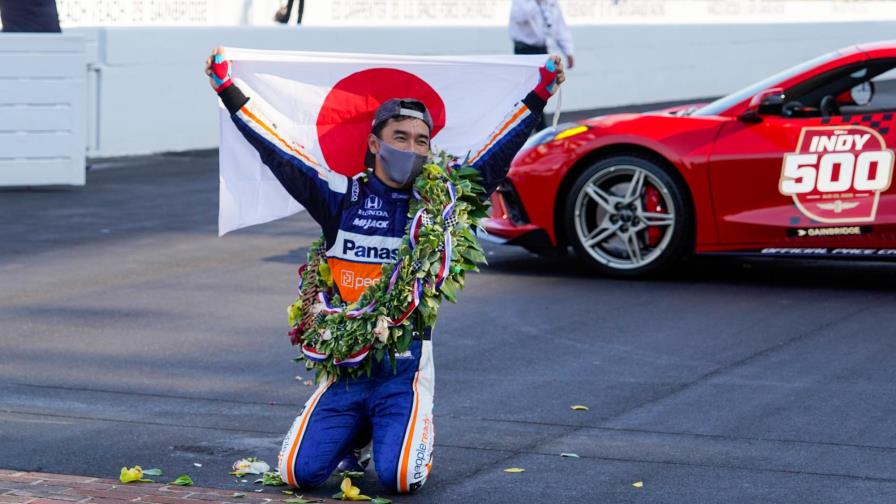 El japonés Takuma Sato gana las 500 Millas de Indianápolis con Alonso en el puesto 21