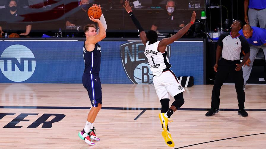Con ´triple-doble´ de Doncic, los Mavericks vencen a Clippers y emparejan la serie del Oeste 2-2