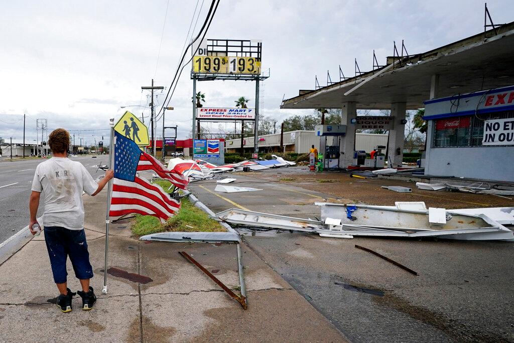 Dustin Amos camina cerca de una bomba de gasolina en Lake Charles, Luisiana, tras el paso del huracán Laura. 