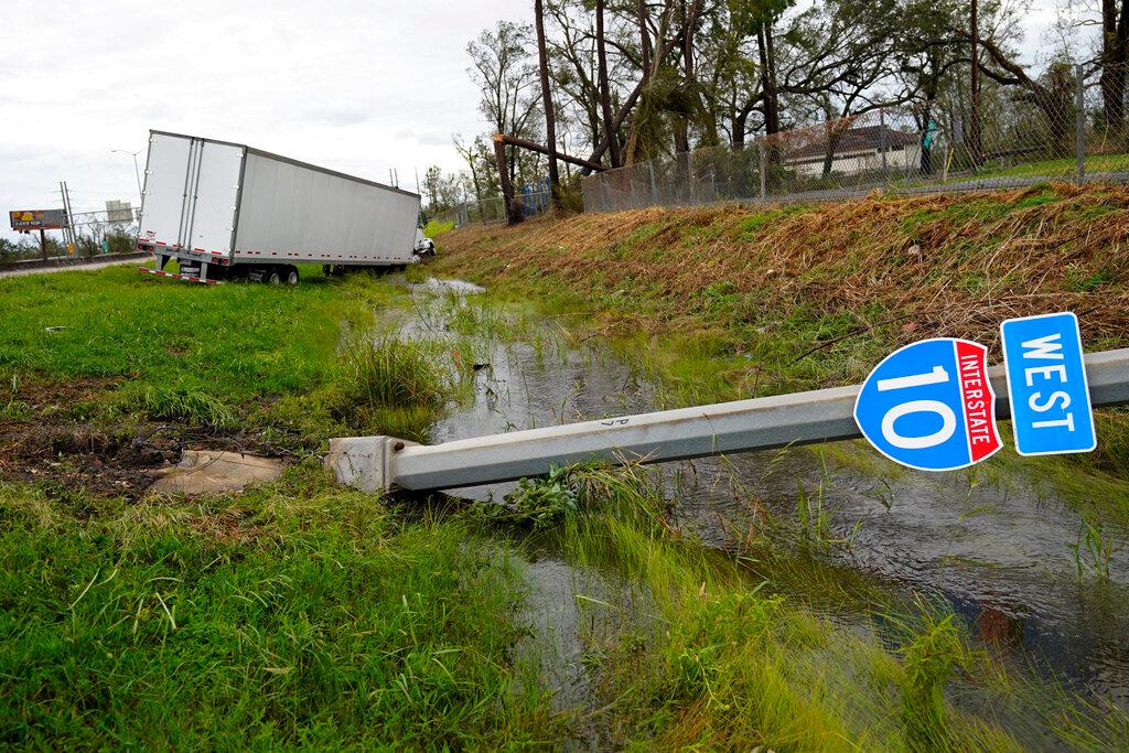 Un camión y una señal de la autopista interestatal 10, derribados por los vientos del huracán Laura en Lake Charles, Luisiana. 