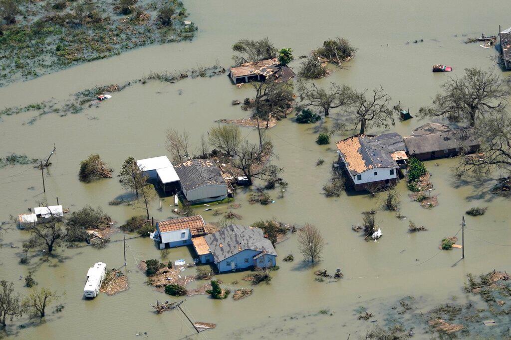 Casas y edificios en Lake Charles, Luisiana, resultaron inundados por las lluvias que trajo consigo el huracán Laura.  