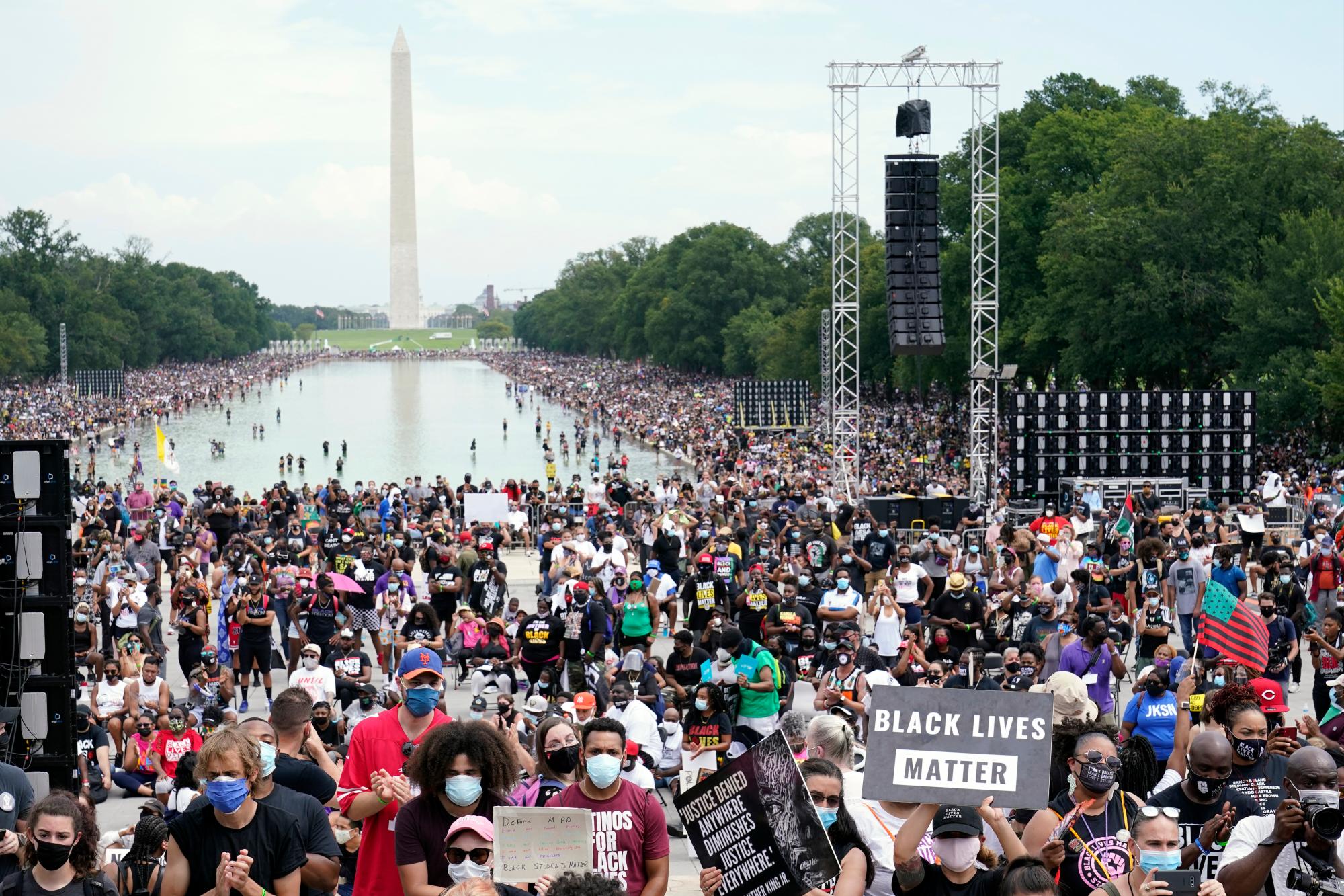 La gente se reúne para ver a los oradores durante la Marcha Las vidas negras importan en Washington, el viernes 28 de agosto de 2020, en el Lincoln Memorial en Washington, para conmemorar el 57 aniversario. “Tengo un sueño” del reverendo Martin Luther King Jr.
