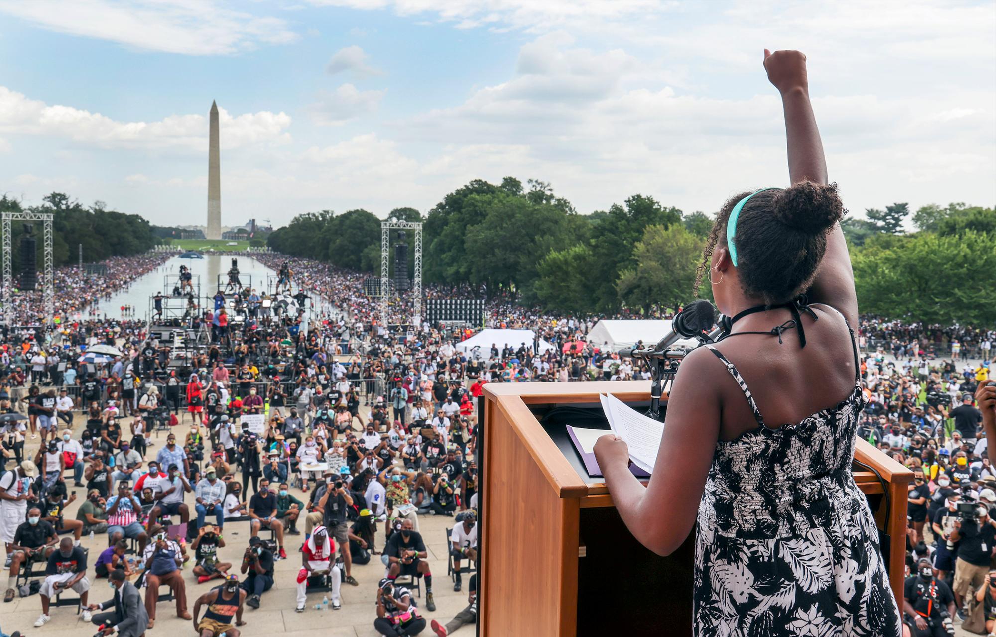 Yolanda Renee King, nieta del reverendo Martin Luther King Jr., levanta el puño mientras habla durante la Marcha Las vidas negras importan, el viernes 28 de agosto de 2020, en Washington, para conmemorar el 57 aniversario. “Tengo un sueño” del reverendo Martin Luther King Jr.