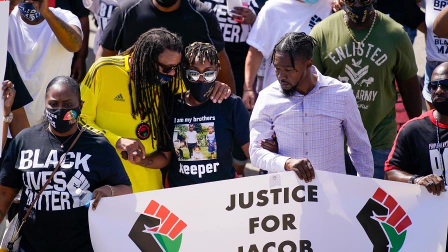 La misma historia: investigan la muerte de otro hombre negro a manos de la policía en EEUU