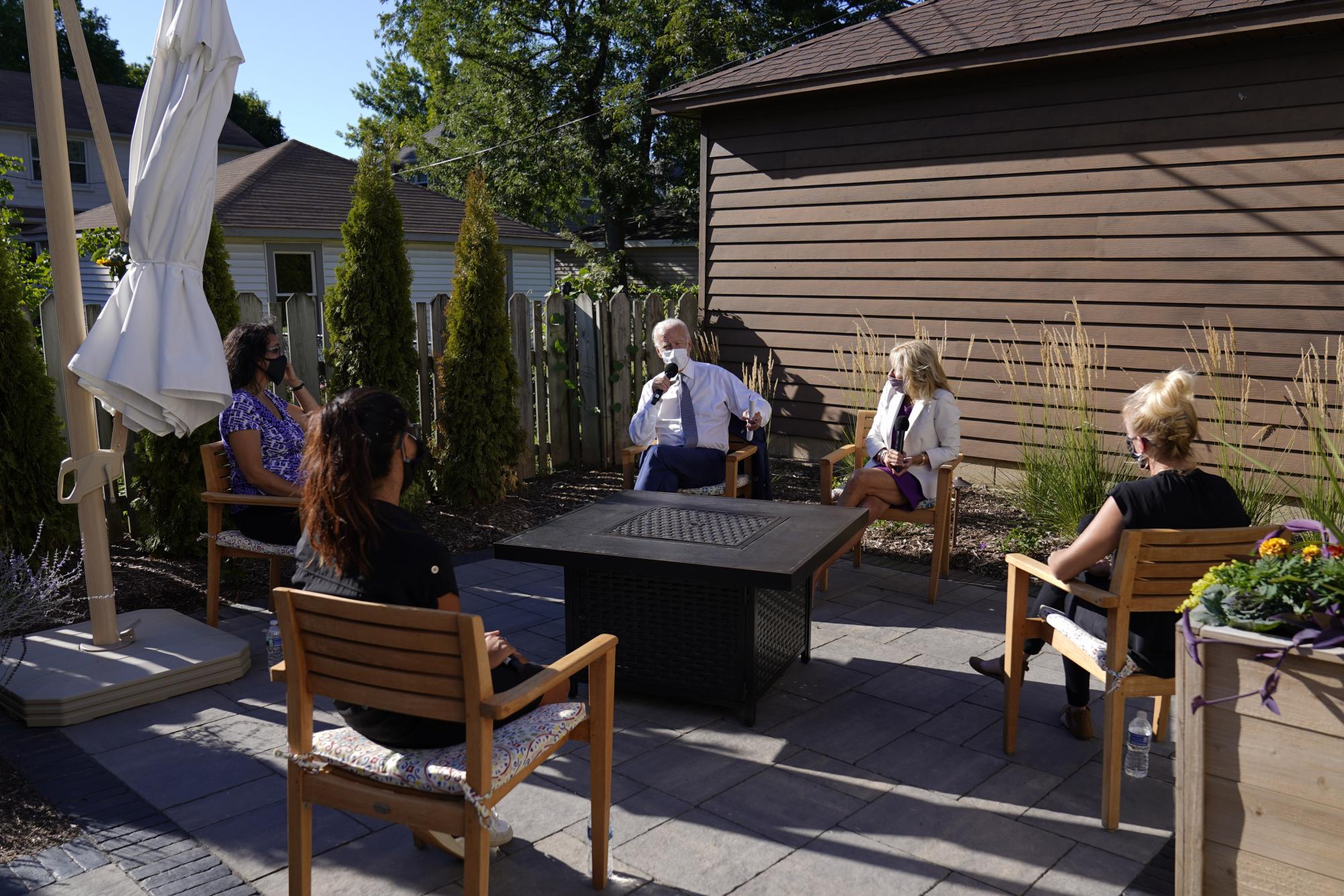 El candidato por el Partido Demócrata, Joe Biden, se reúne en el patio de un casa en Wauwatosa, Wisconsin, para discutir el tema del regreso a clases (AP Photo/Carolyn Kaster)