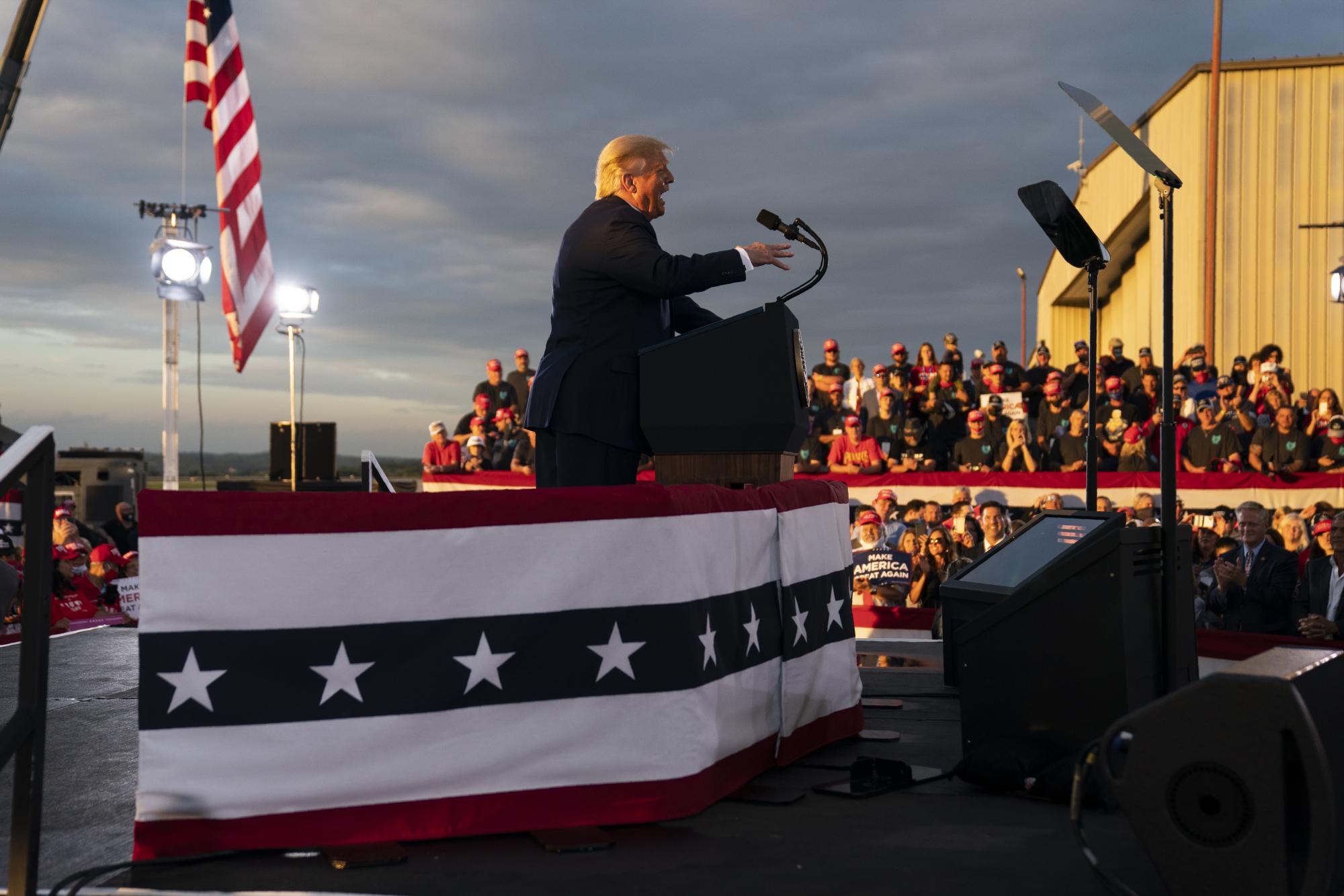 El presidente Donald Trump se dirige a los presentes en un acto de campaña realizado en el aeropuerto regional de Latrobe, PA. (AP Photo/Evan Vucci)