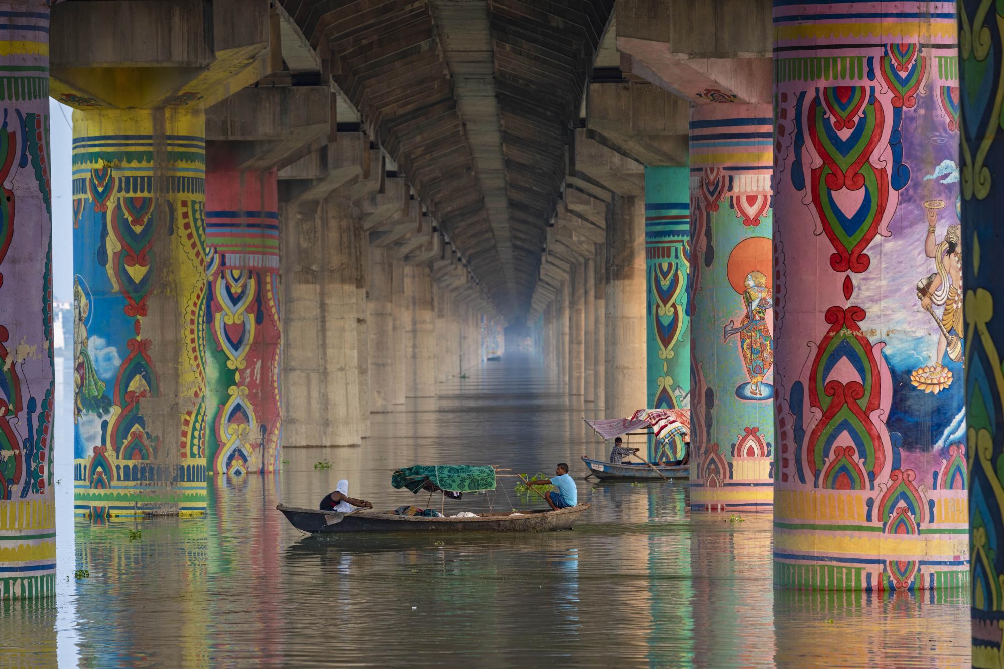 Varias personas pasean en botes en las aguas del río Ganges en La India tras el aumento del nivel de las aguas producto de las fuertes lluvias de la temporada (AP Photo/Rajesh Kumar Singh)