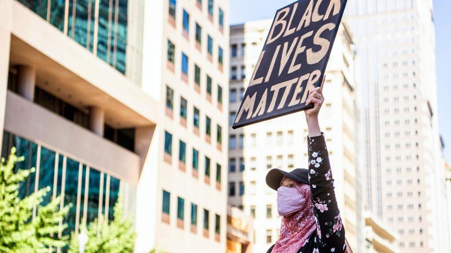 Familia de afroamericano muerto a manos de policía en EEUU recibe 6 millones