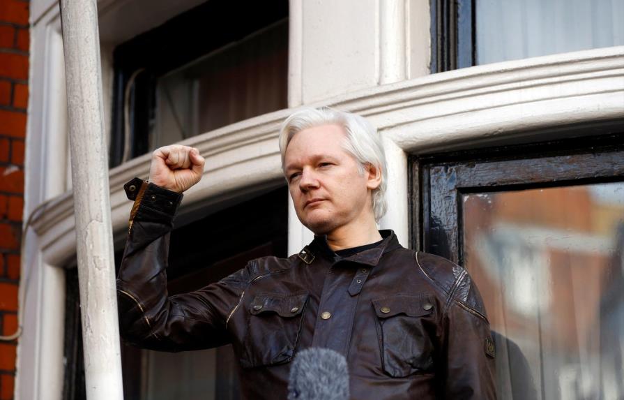 Pareja de Assange dice que las imputaciones de EEUU son una maniobra de Trump