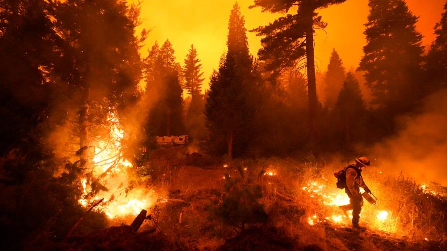 Helicópteros militares evacúan a 200 personas en California por voraz incendio forestal 