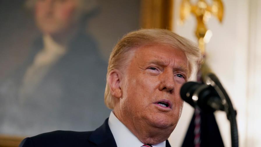 Trump dice que minimizó la gravedad de la COVID-19 para “no crear pánico”