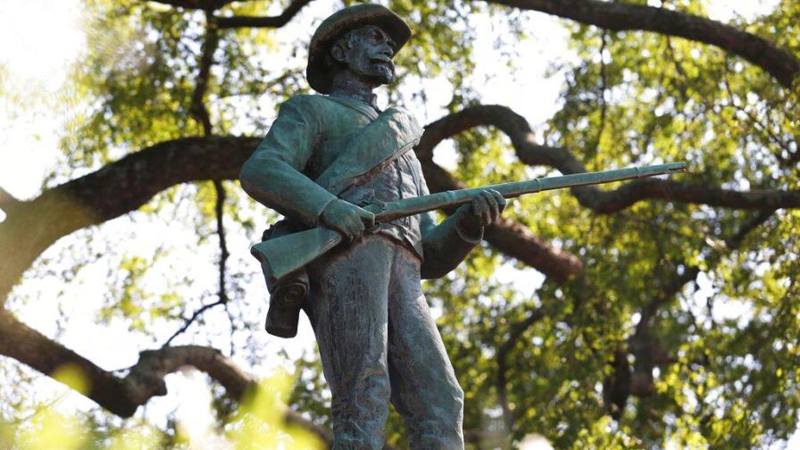 Ciudad de Virginia retira una estatua vista como divisiva