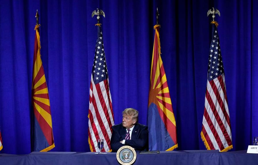 Trump blande su lema de ley y orden para conquistar a latinos en Arizona