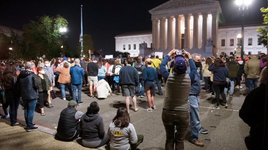 Los Clinton acusan a republicanos de guiarse por ansias de poder ante Supremo