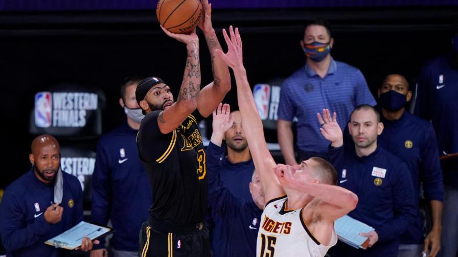 Los Lakers se ponen 2-0 sobre Denver con triple de último segundo de Davis