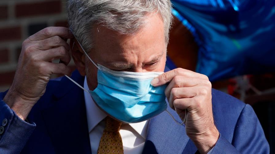 Nueva York amplía sus recortes de gasto mientras vigila repuntes del virus