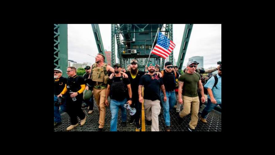 Grupo de extrema derecha amenaza a universitaria por no ser votante de Trump