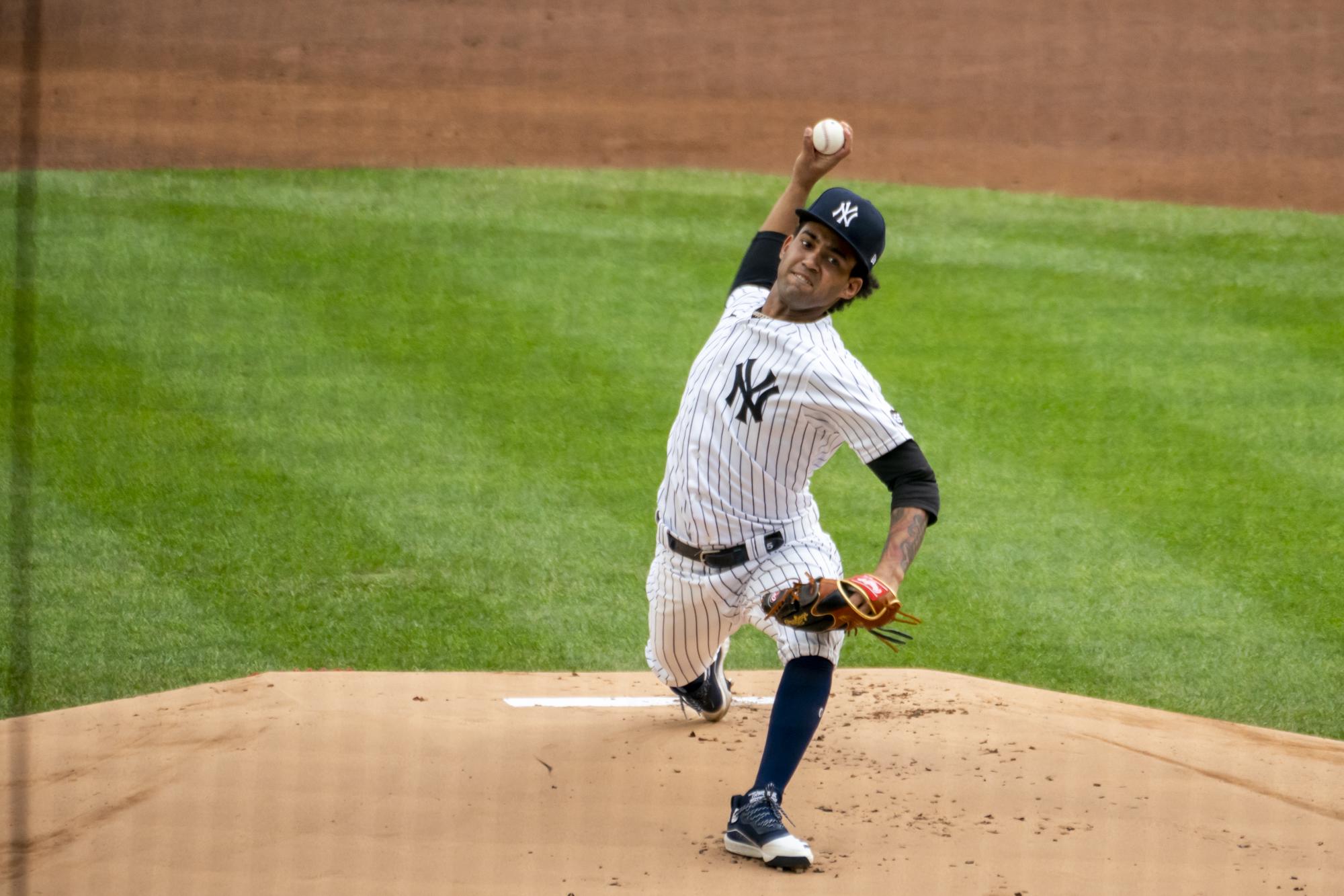 El novato Deivi García es lanzador que sube al montículo por los Yanquis de Nueva York ante los Rays de Tampa Bay. (AP/Corey Sipkin)