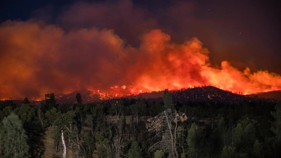 Incendios en EEUU arrasan con viñedos de California, miles de personas huyen
