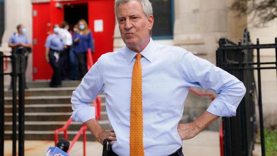 Alcalde de Nueva York también pide cerrar actividad no esencial en barrios con brotes