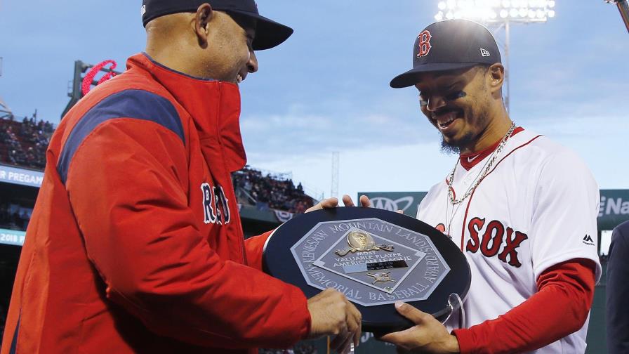 Alex Cora y AJ Hinch en lista para manager de Detroit