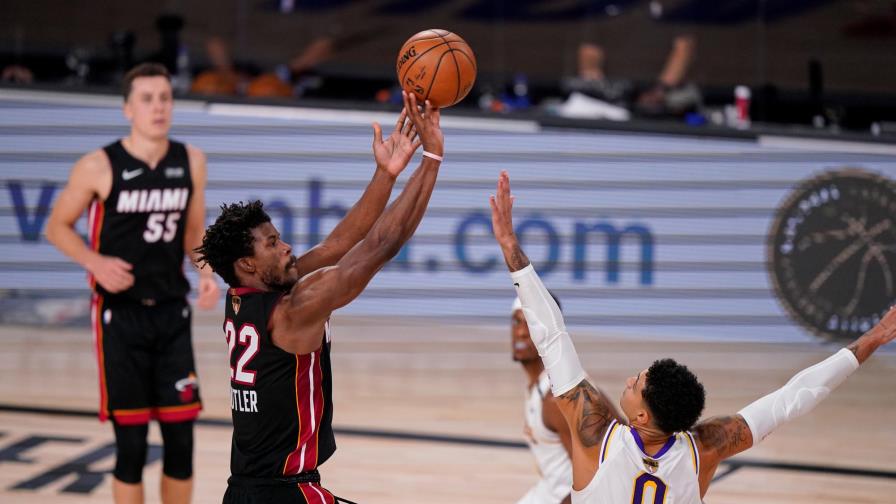 Con un Butler heroico, Miami vence a los Lakers y recorta ventaja en las Finales